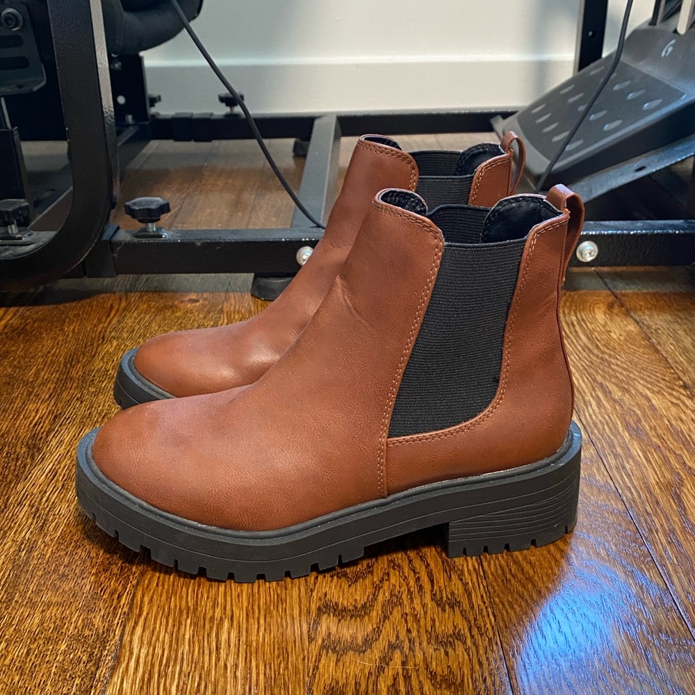American Eagle Women’s Chelsea Boots Size 5
